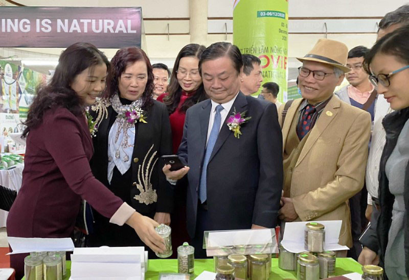 Các đại biểu tham quan gian hàng giới thiệu sản phẩm tại hội chợ.