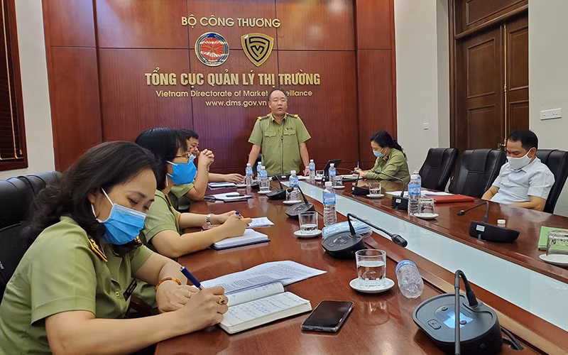 Tổng cục trưởng Quản lý thị trưởng Trần Hữu Linh phát biểu tại cuộc họp.