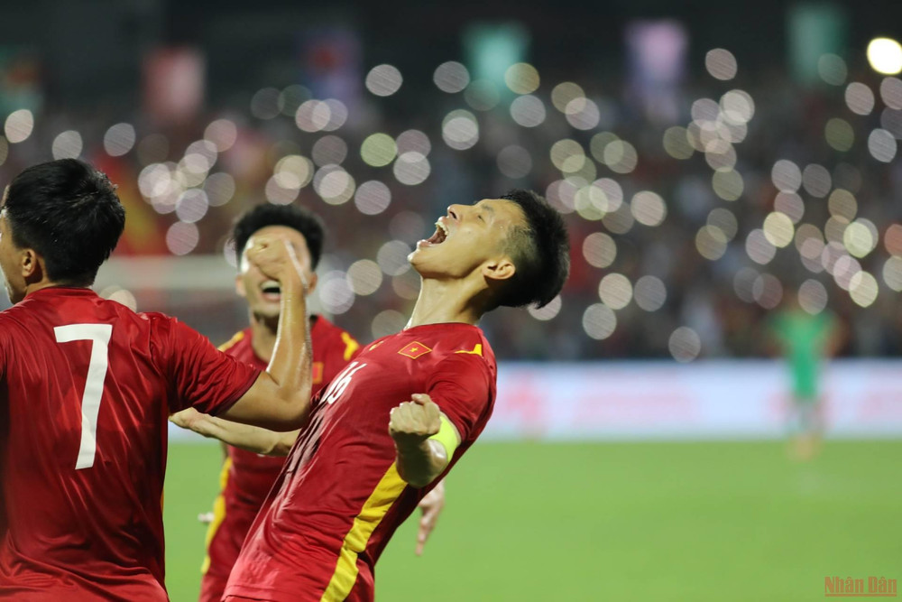 Sau những phút kiên cường duy trì sức tấn công, U23 Việt Nam đã tìm được bàn thắng mở tỷ số nhờ công của Hùng Dũng. (Ảnh: Khiếu Minh) Nhìn lại chiến thắng kịch tính 1-0 của U23 Việt Nam trước U23 Myanmar -0