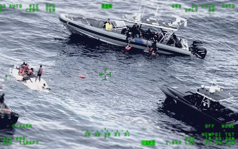 Tàu cứu hộ tới giải cứu người di cư. (Ảnh: Lực lượng Bảo vệ bờ biển Mỹ cung cấp)