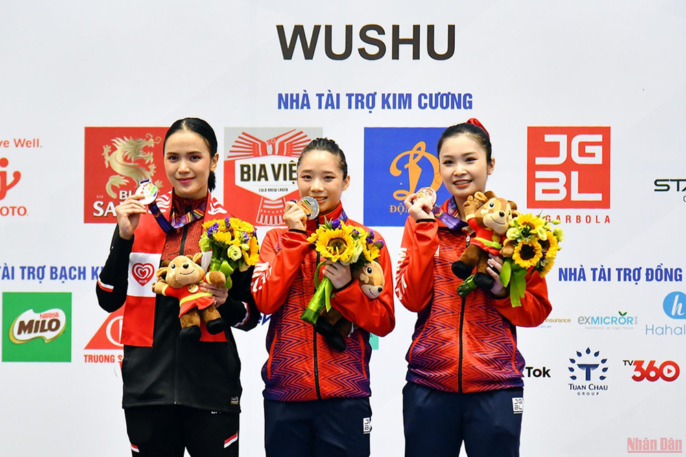 Dương Thúy Vi (giữa) và Đặng Tiểu Bình (phải) giành huy chương tại nội dung Wushu kiếm thuật nữ. (Ảnh: Thủy Nguyên) SEA Games 31 ngày 13/5: Việt Nam dẫn đầu bảng tổng sắp huy chương -0