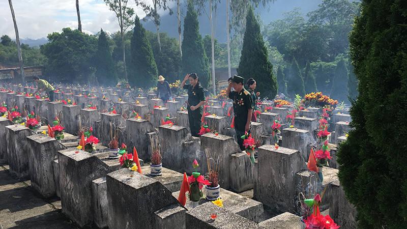 Mỗi năm đều có những cựu chiến binh tìm về thắp nén hương tưởng nhớ đồng đội đã anh dũng hy sinh tại chiến trường Vị Xuyên. Ảnh: Nguồn UBND huyện Vị Xuyên
