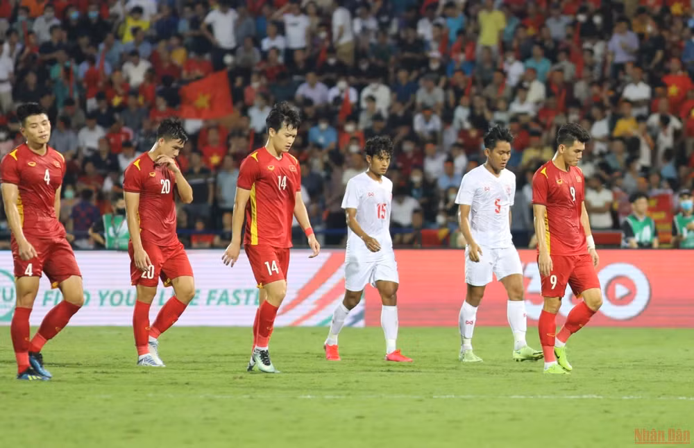 Hai đội ra sân nghỉ sau hiệp 1 không bàn thắng -0