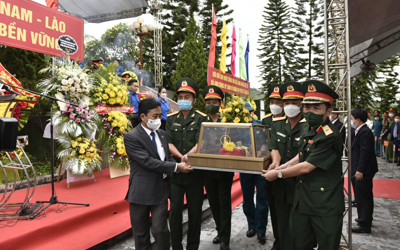 Các đại biểu dự lễ truy điệu và đông đảo người dân địa phương thành kính tiễn các liệt sĩ về lòng đất mẹ. 
