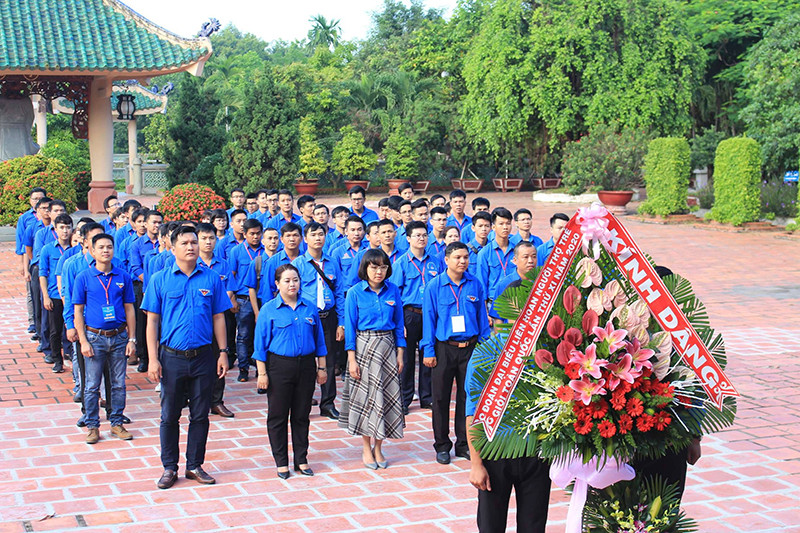 Các đại biểu báo công tại Văn miếu Trấn Biên.