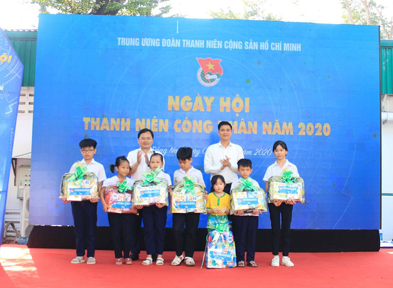 Tặng quà cho học sinh con thanh niên công nhân. Khai mạc liên hoan người thợ trẻ giỏi toàn quốc lần thứ 11 -0