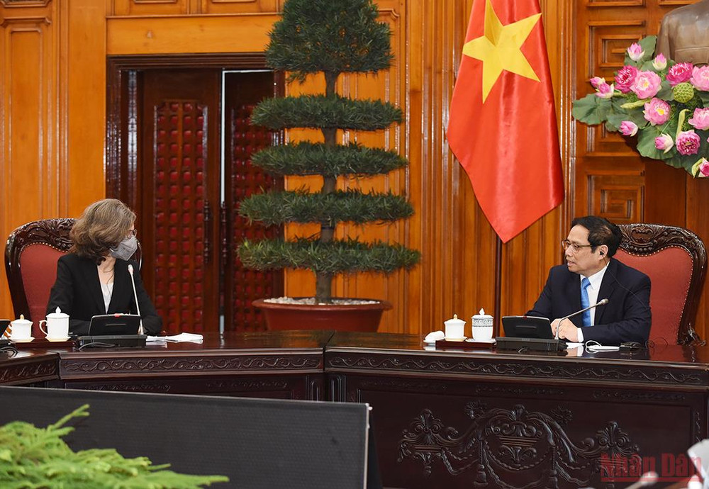 Thủ tướng đề nghị hai nước tiếp tục thúc đẩy hợp tác, nhất là trong kinh tế-thương mại-đầu tư, ứng phó với dịch bệnh và biến đổi khí hậu, tăng trưởng xanh, bền vững. Tạo thuận lợi cho hàng hoá Việt Nam được vào thị trường Canada -0