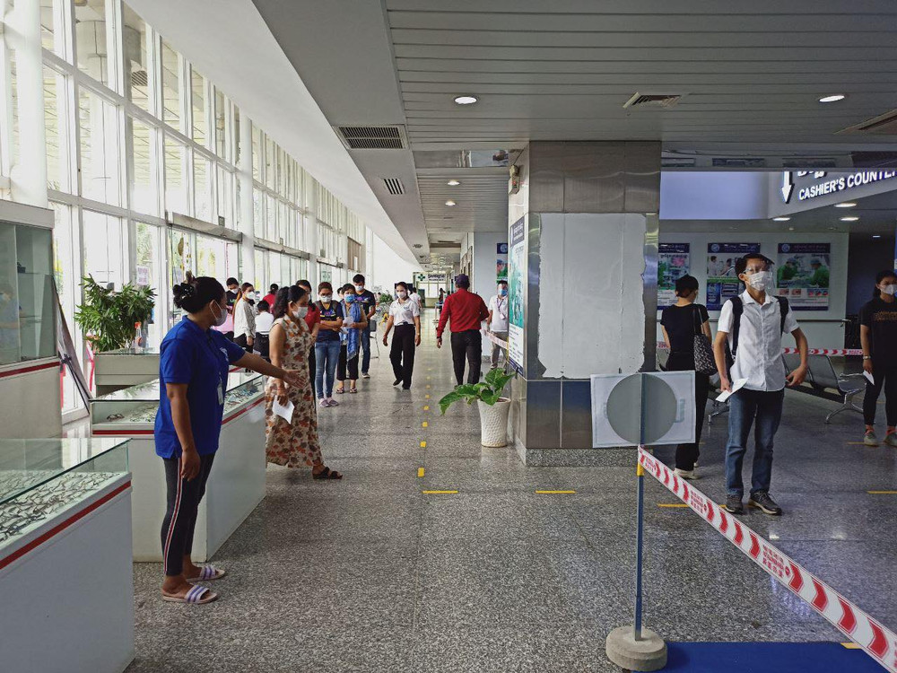 BN đến khám tại Bệnh viện Chợ Rẫy Phnom Penh. (Ảnh: BVCC) Bệnh viện Chợ Rẫy dốc sức chống dịch Covid-19 ở Phnom Penh -0