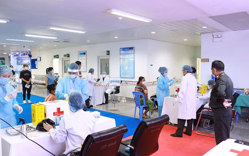 Bệnh viện Chợ Rẫy hỗ trợ tiêm vaccine Covid-19 cho bà con Campuchia. (Ảnh: BVCC)