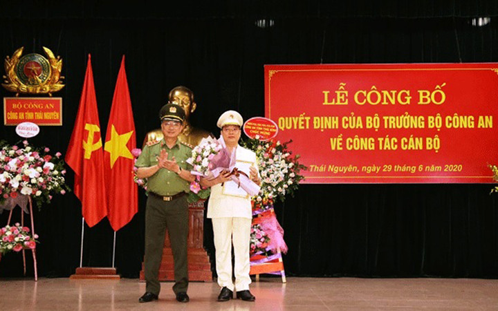 Thứ trưởng Công an Nguyễn Văn Thành trao Quyết định bổ nhiệm tân Giám đốc Công an tỉnh Thái Nguyên. Ảnh: VGP. Nhiều địa phương có tân Giám đốc Công an kể từ ngày 1-7 -0