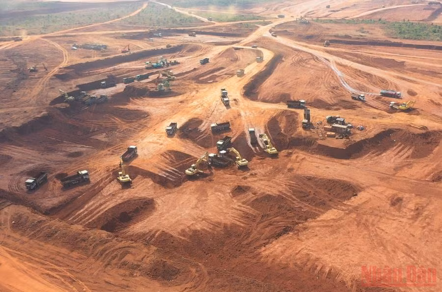 Một góc công trường thi công hạng mục san nền sân bay Long Thành.