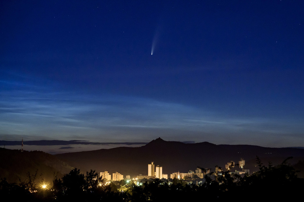 Sao chổi Neowise được nhìn thấy phía trên thủ phủ Salgotarjan, Hungary ngày 10-7. Nó đi gần Mặt trời nhất vào ngày 3-7 và tiếp cận gần với Trái đất nhất vào ngày 23-7. Ảnh: AP. Ngắm sao chổi Neowise 6.000 năm mới bay qua Trái đất -0