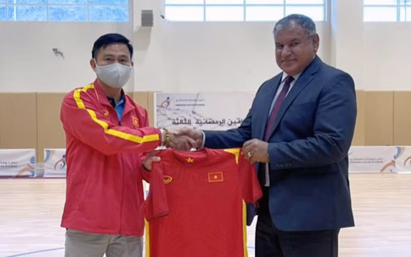 Ông Trần Anh Tú – Trưởng đoàn ĐT Futsal Việt Nam – tặng áo thi đấu lưu niệm của đội tuyển cho Trưởng đoàn ĐT Futsal Iraq.