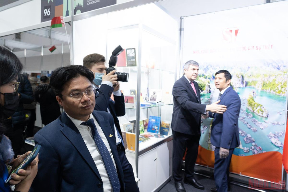 Ông Kiên tham gia hỗ trợ gian hàng Việt Nam tại Hội chợ sách quốc tế St.Petersburg 2021 (Ảnh: THANH THỂ) Người Việt làm khách sạn ở Saint Petersburg -0