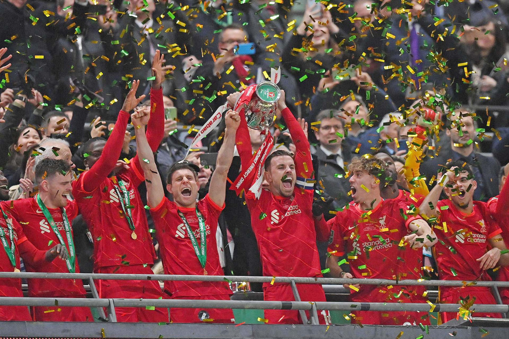 Đội trưởng Henderson nâng cao chiếc cúp FA Cup. (Ảnh: Liverpool) Thắng Chelsea trên chấm luân lưu, Liverpool vô địch FA Cup -0