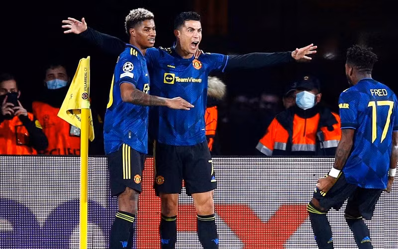 Ronaldo (giữa) lại ghi bàn để giúp M.U đi tiếp. (Nguồn: Getty Images/TTXVN)