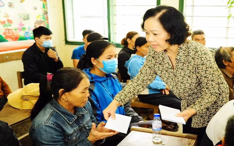 Đồng chí Trương Thị Mai tặng quà người dân xã Cam Tuyền, huyện Cam Lộ. 
