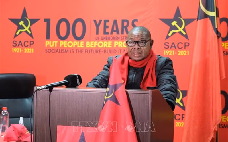 Tổng Bí thư Đảng Cộng sản Nam Phi, Tiến sĩ Blade Nzimande, phát biểu ý kiến tại đầu cầu trụ sở Đảng Cộng sản Nam Phi ở TP Johannesburg, ngày 1/8. (Ảnh: TTXVN)