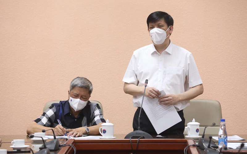 GS, TS Nguyễn Thanh Long giao nhiệm vụ cho đoàn cán bộ y tế sang Lào hỗ trợ chống dịch.