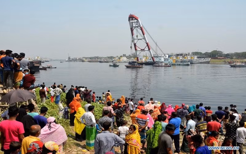 Hiện trường vụ chìm phà tại Bangladesh, ngày 5-4. (Ảnh: Tân Hoa xã)