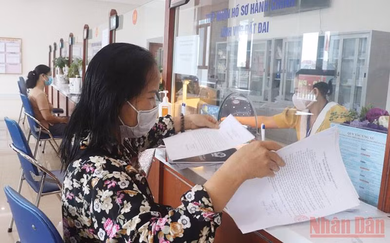 Người dân thực hiện thủ tục hành chính tại bộ phận một cửa UBND quận Bắc Từ Liêm.