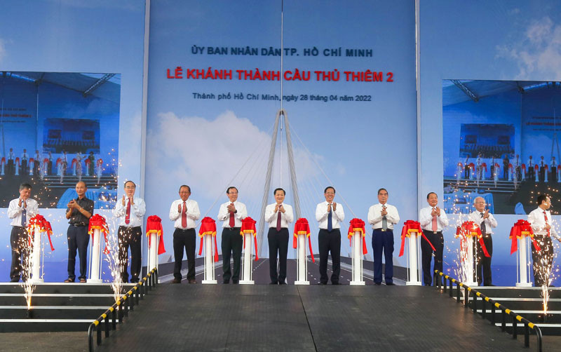 Các đại biểu thực hiện nghi thức khánh thành cầu Thủ Thiêm 2.