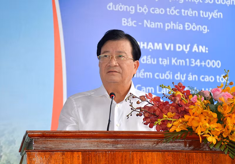 Phó Thủ tướng Chính phủ Trịnh Đình Dũng phát biểu chỉ đạo và phát lệnh khởi công xây dựng Dự án thành phần đoạn Vĩnh Hảo - Phan Thiết thuộc dự án xây dựng một số đoạn đường bộ cao tốc trên tuyến bắc – nam phía đông.