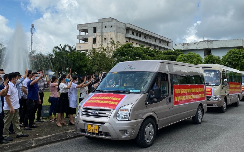 Đoàn xe chuẩn bị xuất phát trong những lời chia tay, động viên, tin tưởng của đồng nghiệp, bạn bè ở lại. 54 “chiến sĩ áo trắng” của Trường đại học Điều dưỡng Nam Định lên đường vào tâm dịch Bắc Giang -0