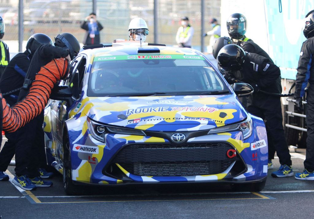 Tiếp nhiên liệu cho chiếc xe Toyota chạy hydro thử nghiệm. Ảnh: Reuters.