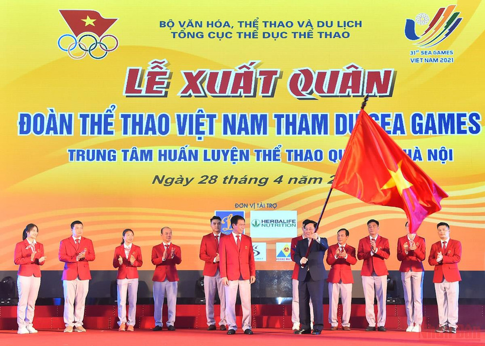 Phó Thủ tướng Thường trực Chính phủ Phạm Bình Minh trao lá cờ Tổ quốc cho Đoàn Thể thao Việt Nam tham dự SEA Games 31. 