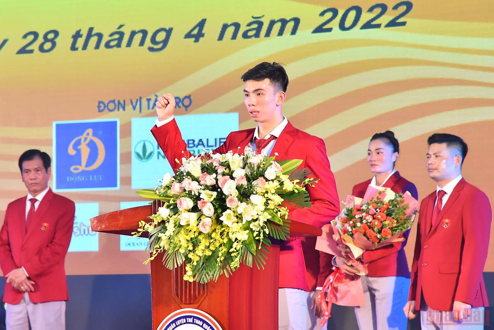 Vận động viên Nguyễn Huy Hoàng - đại diện các vận động viên Việt Nam tham dự SEA Games đọc lời tuyên thệ tại lễ xuất quân. Đoàn thể thao Việt Nam xuất quân tham dự SEA Games 31 -0