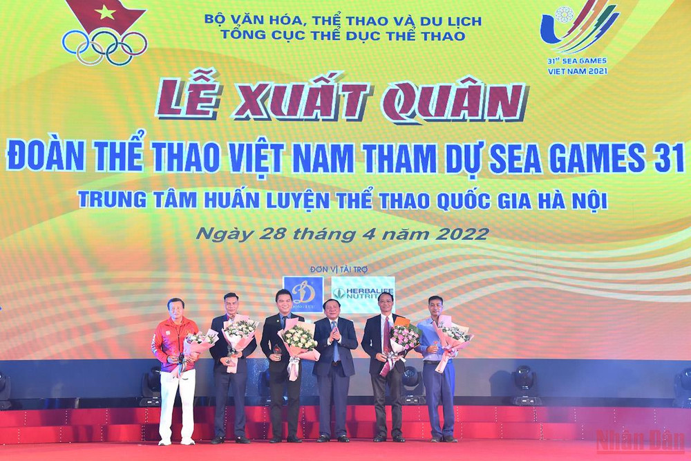 Bộ trưởng Văn hóa, Thể thao và Du lịch Nguyễn Văn Hùng tặng hoa cảm ơn các nhà tài trợ. Đoàn thể thao Việt Nam xuất quân tham dự SEA Games 31 -0