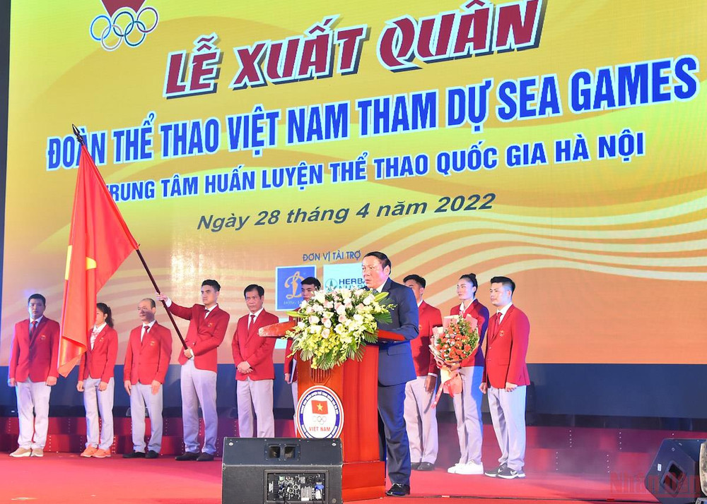 Bộ trưởng Văn hóa, Thể thao và Du lịch Nguyễn Văn Hùng, Chủ tịch Ủy ban Olympic Việt Nam phát biểu tại lễ xuất quân. Đoàn thể thao Việt Nam xuất quân tham dự SEA Games 31 -0