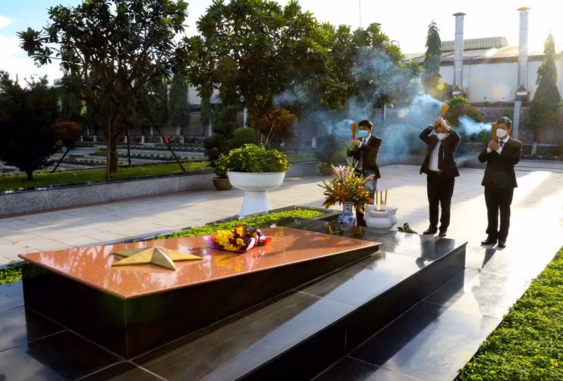 Lãnh đạo tỉnh Bình Dương viếng Nghĩa trang liệt sĩ nhân ngày Ngày Thương binh, liệt sĩ.