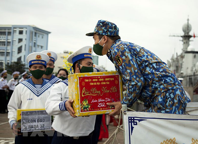 Chuyển quà Tết lên tàu để đưa tới các nhà giàn DK1. Mang hương vị Tết đất liền ra các