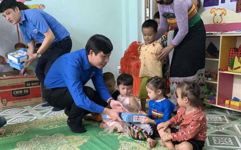 Lãnh đạo Tỉnh đoàn Thanh Hóa tặng quà cho học sinh mầm non. Khánh thành điểm trường cho trẻ vùng cao học tập -0