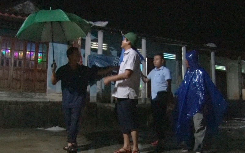 Lãnh đạo huyện Phong Điền cùng các xã đến từng nhà kêu gọi người dân ra khu tập trung tránh bão. Các địa phương tập trung phòng chống bão số 5 -0