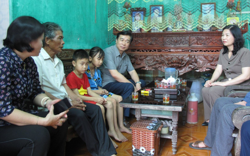 Ông Nguyễn Văn Giang, Trưởng Ban Dân vận Tỉnh ủy, Chủ tịch Ủy ban Mặt trận Tổ quốc Việt Nam tỉnh Thái Bình (thứ 5 từ trái qua) thăm hỏi 2 cháu ở thành phố Thái Bình được thụ hưởng mô hình “Mẹ đỡ đầu”. (Ảnh: Hội Liên hiệp Phụ nữ thành phố Thái Bình cung cấp) Lan tỏa ý nghĩa mô hình “Mẹ đỡ đầu” ở thành phố Thái Bình -0
