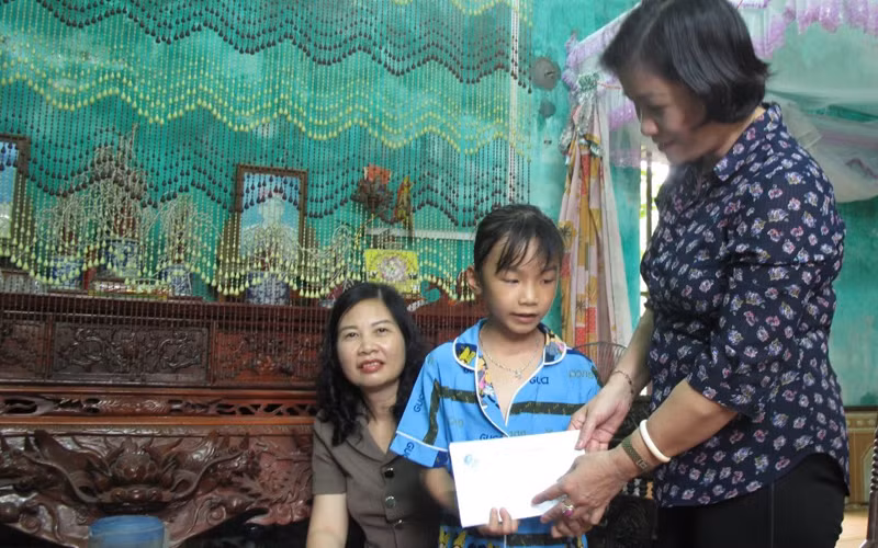Cháu Bùi Thị Tú Hạnh (9 tuổi) được hỗ trợ kinh phí từ mô hình “Mẹ đỡ đầu”. (Ảnh: Hội Liên hiệp Phụ nữ thành phố Thái Bình cung cấp)