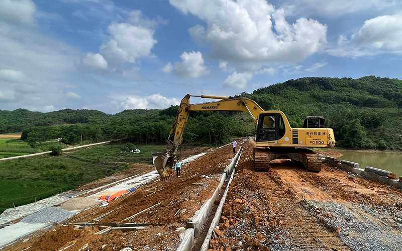 Nhà thầu tranh thủ thời tiết thuận lợi, huy động máy móc khẩn trương thi công công trình hồ thủy lợi Kỳ Lãm, phường Đội Cấn, thành phố Tuyên Quang. Tuyên Quang tăng cường bảo đảm an toàn hồ đập -0