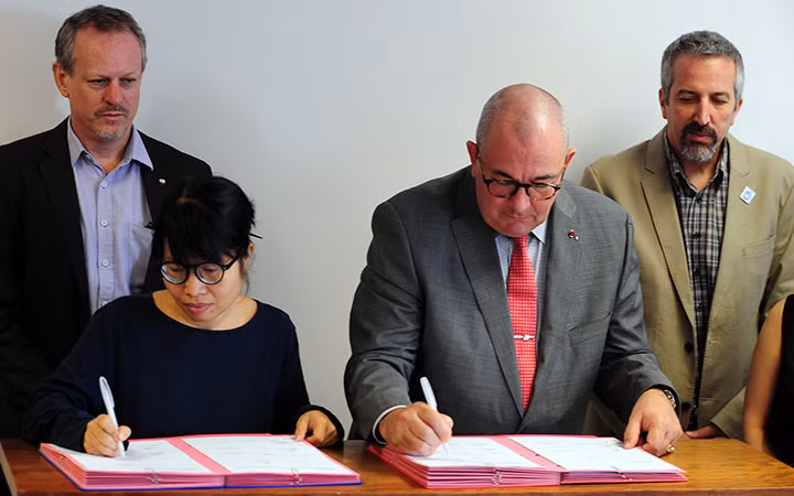 Đại sứ Bỉ tại Việt Nam P.Jansen (thứ hai từ phải sang) cùng các tổ chức tại lễ ký kết.