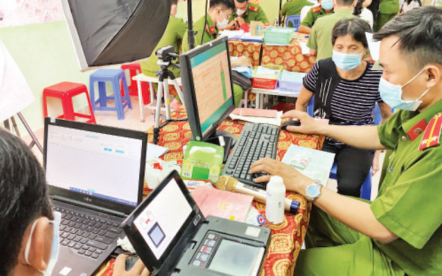 Cán bộ công an hỗ trợ người dân làm thẻ căn cước công dân có gắn chíp tại Nhà văn hóa liên phường Bình Trị Đông, quận Bình Tân. (Ảnh: QUÝ HIỀN)