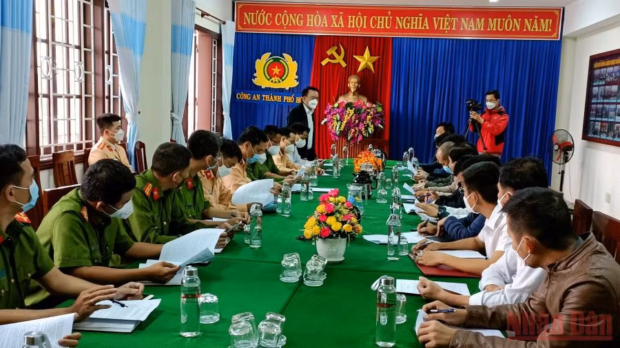 Liên ngành nhóm họp để triển khai công tác khắc phục hậu quả vụ tai nạn chìm tàu ở Hội An. 