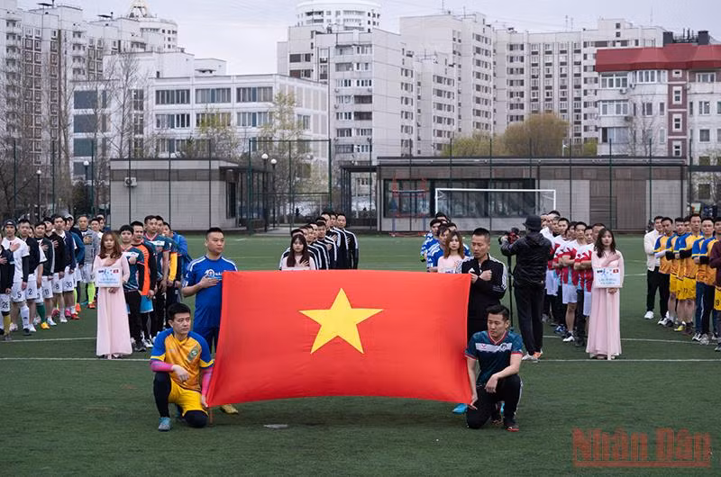 Các đội bóng làm lễ chào cờ. (Ảnh: THANH THỂ)