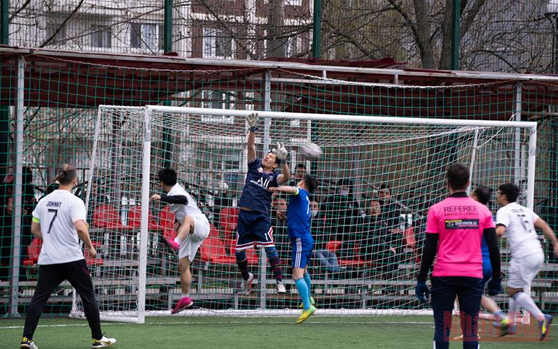 Một pha gay cấn trước khung thành FC Obolen trong trận cầu khai mạc với FC Sông La Hà Tĩnh. (Ảnh: THANH THỂ) Khai mạc Giải bóng đá Lão tướng Moskva-2022 -0
