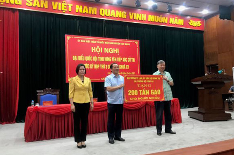 Bộ trưởng Công an Tô Lâm trao 200 tấn gạo cho tỉnh Hưng Yên để hỗ trợ hộ nghèo, hộ có hoàn cảnh khó khăn. Bộ trưởng Công an Tô Lâm tiếp xúc cử tri tỉnh Hưng Yên -0
