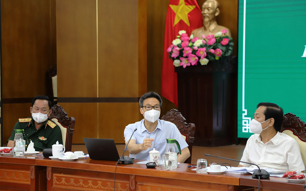 Phó Thủ tướng Vũ Đức Đam (giữa) phát biểu tại buổi làm việc. Số ca F0 trong cộng đồng ở Kiên Giang đã giảm -0