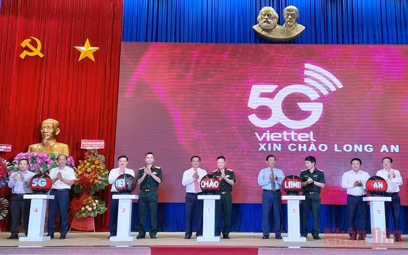 Lãnh đạo tỉnh Long An cùng lãnh đạo Viettel ấn nút khai trương phát sóng mạng 5G Viettel tại Long An.
