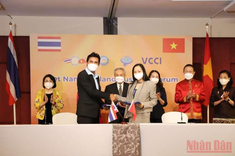 Phó Chủ tịch nước Võ Thị Ánh Xuân và Bộ trưởng Ngoại giao Thái Lan Don Pramudwinai chứng kiến lễ ký kết biên bản ghi nhớ giữa các doanh nghiệp. Việt Nam-Thái Lan thúc đẩy doanh nghiệp kết nối vì sự phát triển bền vững -0
