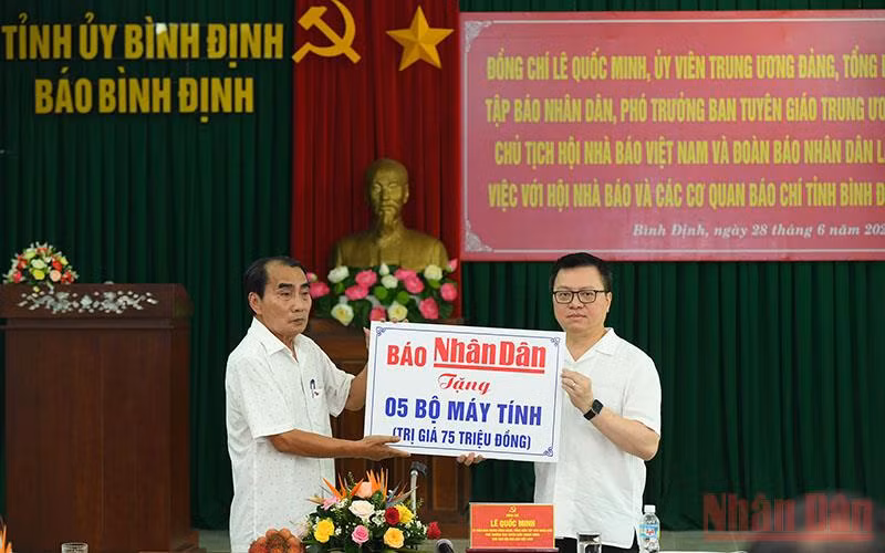 Đồng chí Lê Quốc Minh, Ủy viên Trung ương Đảng, Tổng Biên tập Báo Nhân Dân tặng 5 bộ máy tính cho Hội Nhà báo Việt Nam tỉnh Bình Định. 